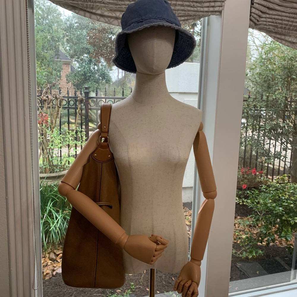 Burberry caramel hobo. Great for everyday and work. Inc. detachable pouch.